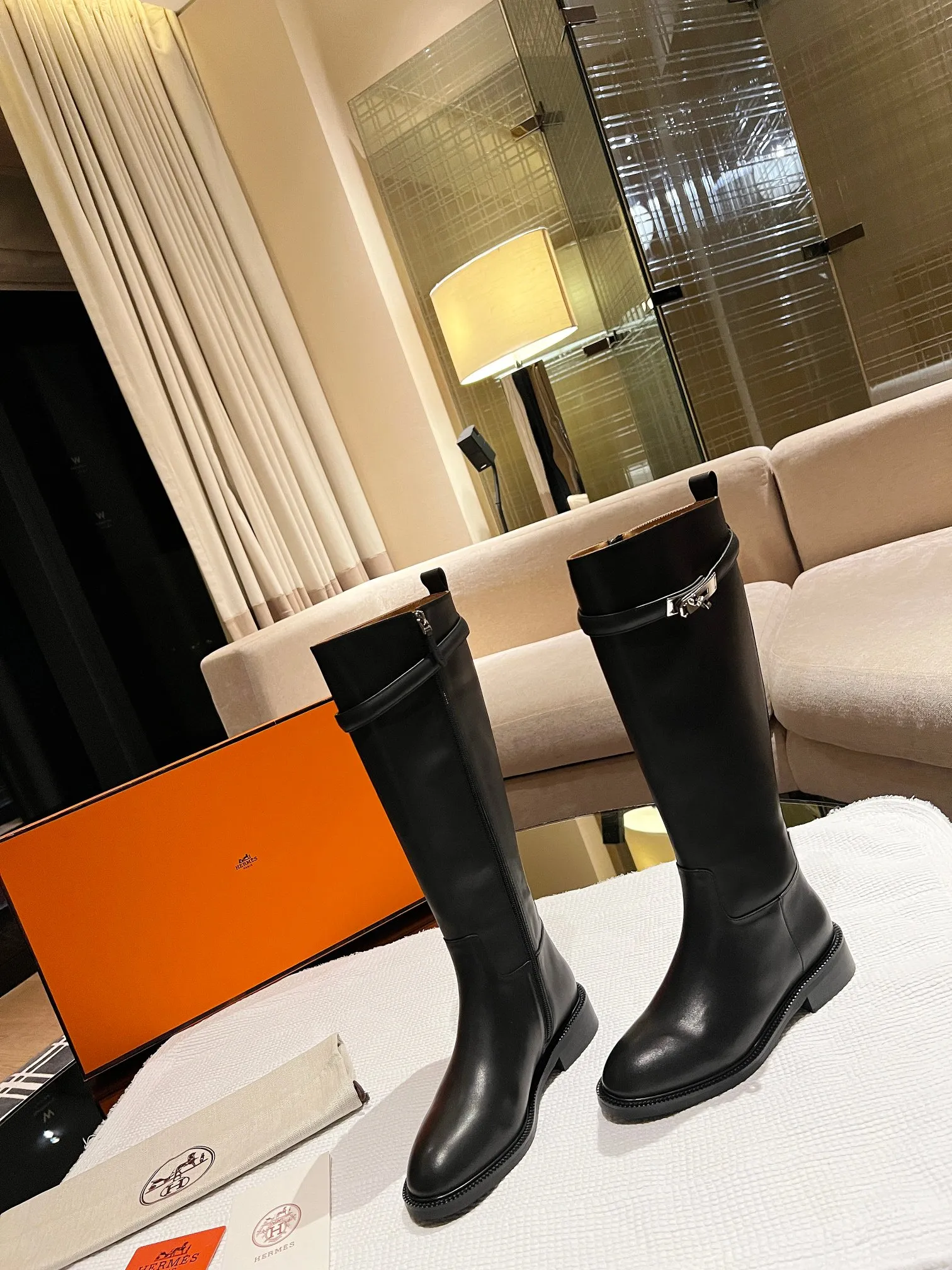 💕💕Factory direct selling price p840💕💕. Top version original purchase 3D three-dimensional last leg craft boot shaft three-dimensional non-deformation H home 2025 autumn and winter new style HERMES classic long boots, naturally have unique craftsmanship and quality. The leather of these boots is all imported and customized, and the inner material is also imported customized cowhide. They are easy to wear, comfortable and look good with everything. They are a must-have for autumn and winter, and the style lasts forever. These knight boots will never go out of style no matter how you wear them. Upper: Imported original calfskin Lining: Imported cowhide lining Size: Female 35-39 (40 41 non-returnable and non-exchangeable)